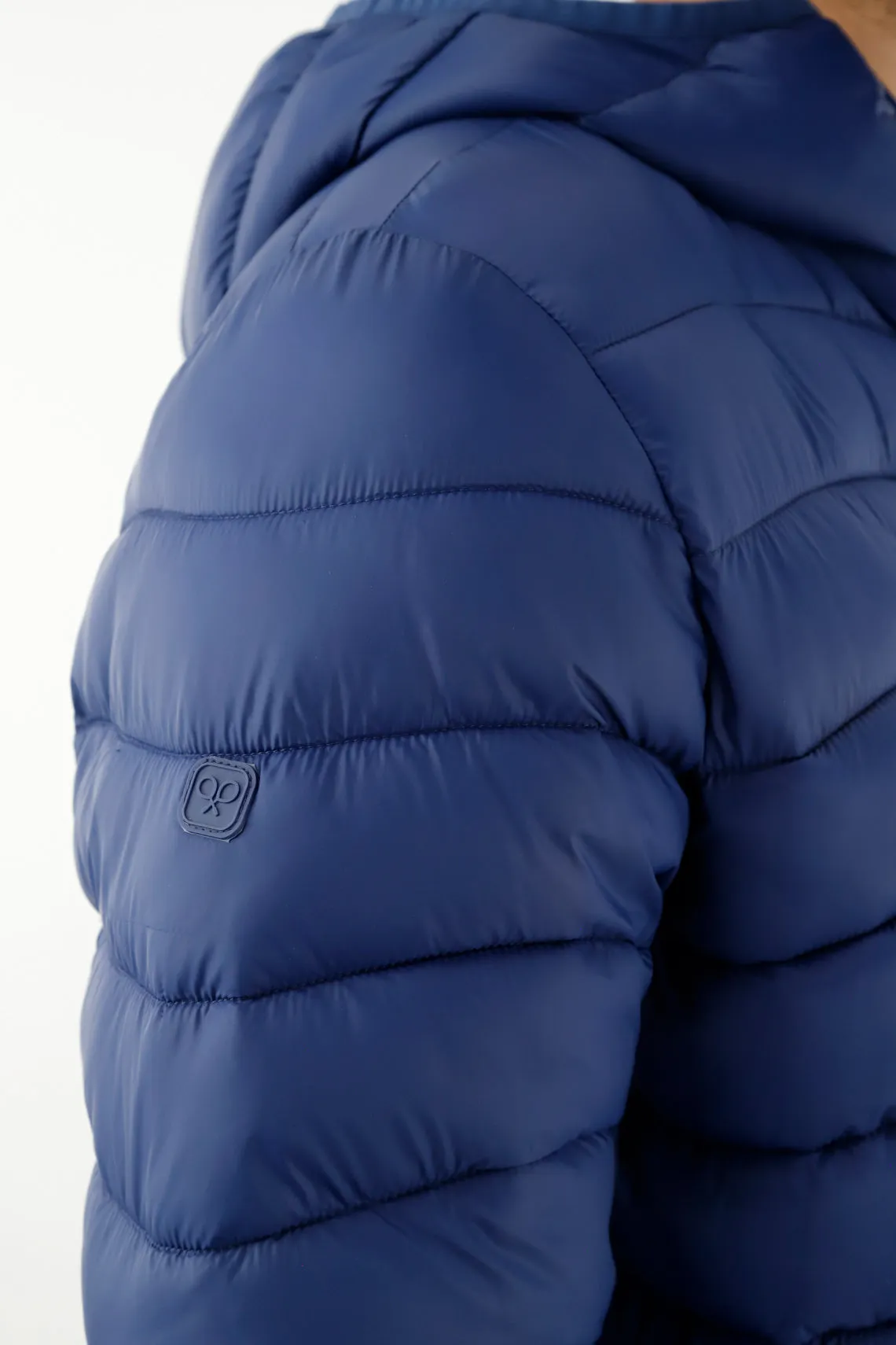 Chaqueta azul con capucha para hombre