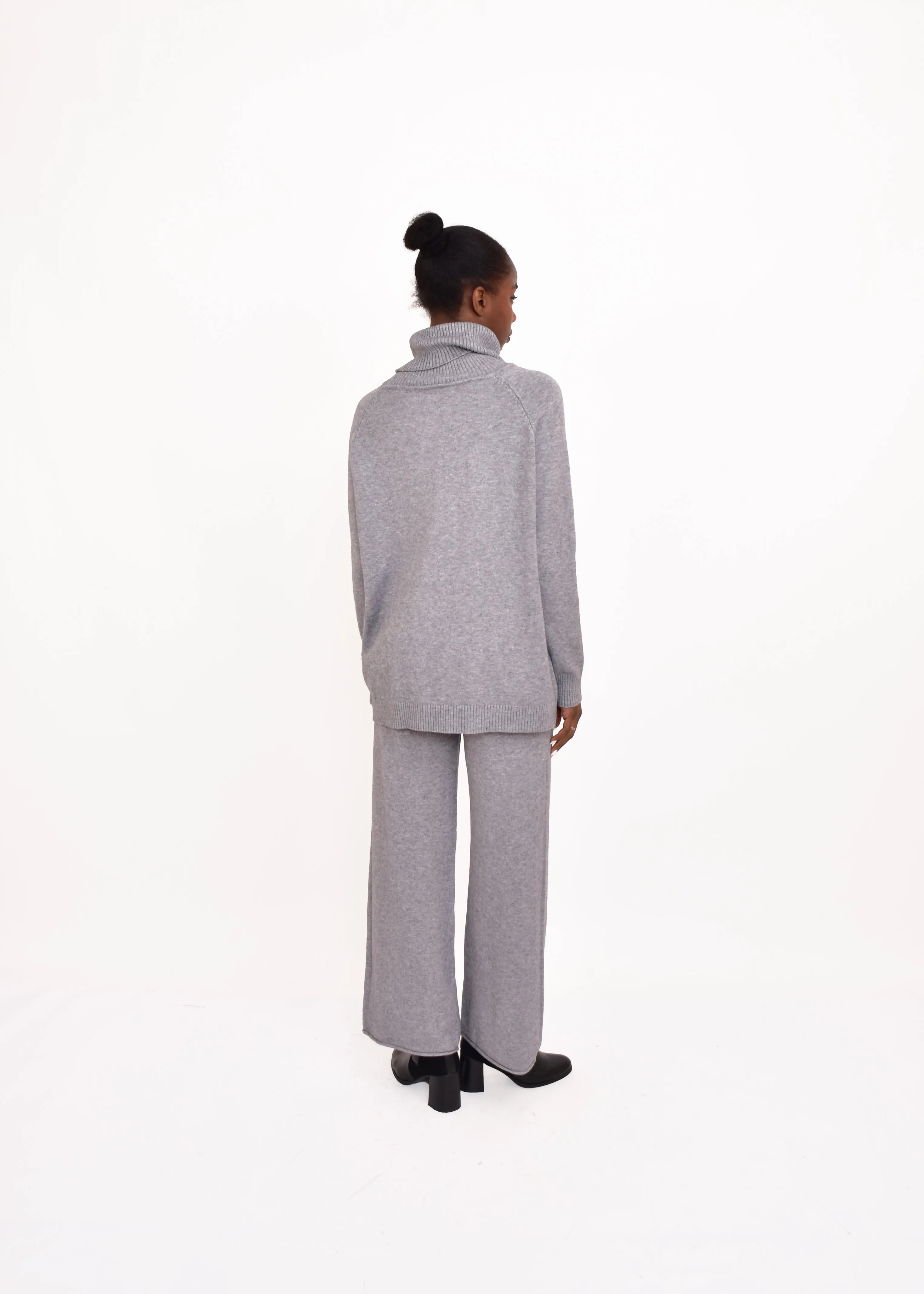 CONJUNTO CUELLO ALTO-GRIS