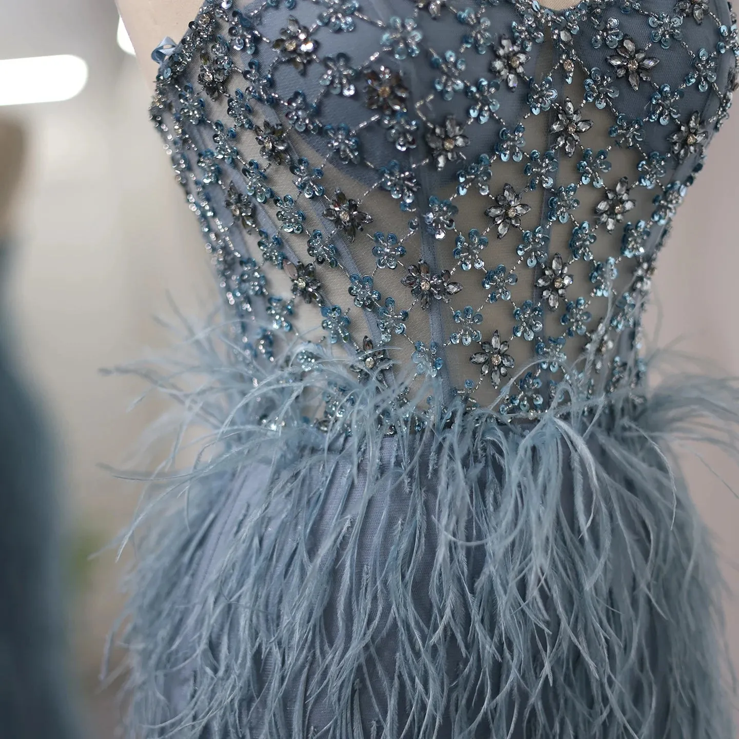 Vestido de Festa com Plumas e Alça Brilho - Modelo Especial