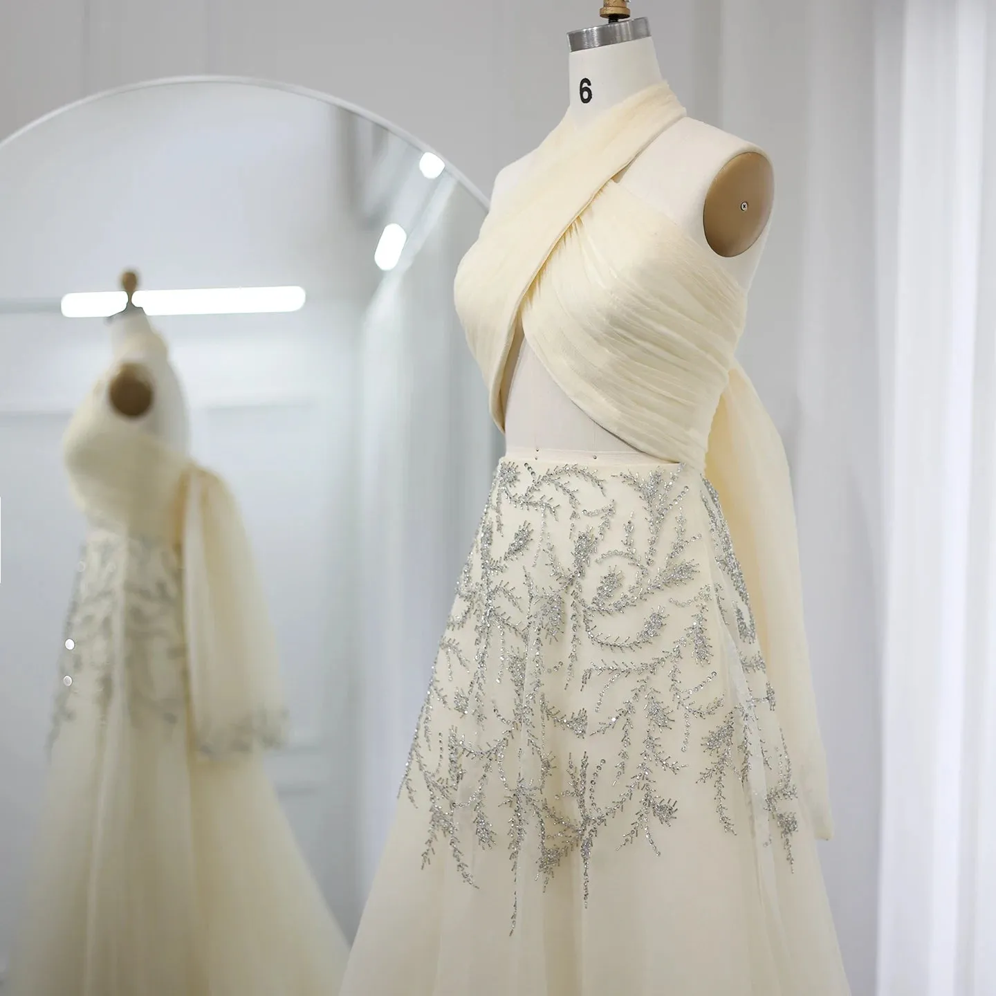 Vestido de Noiva Luxo Decorado com Cristais Delicados
