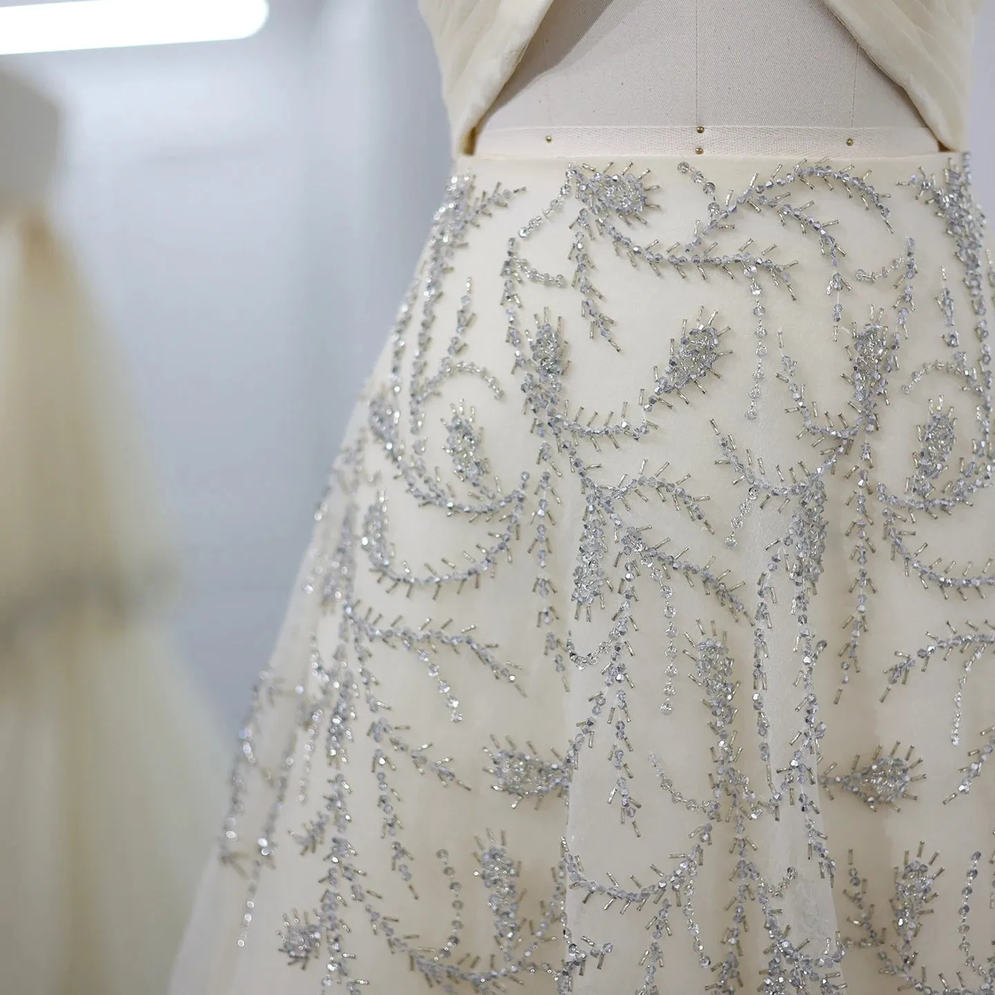 Vestido de Noiva Luxo Decorado com Cristais Delicados