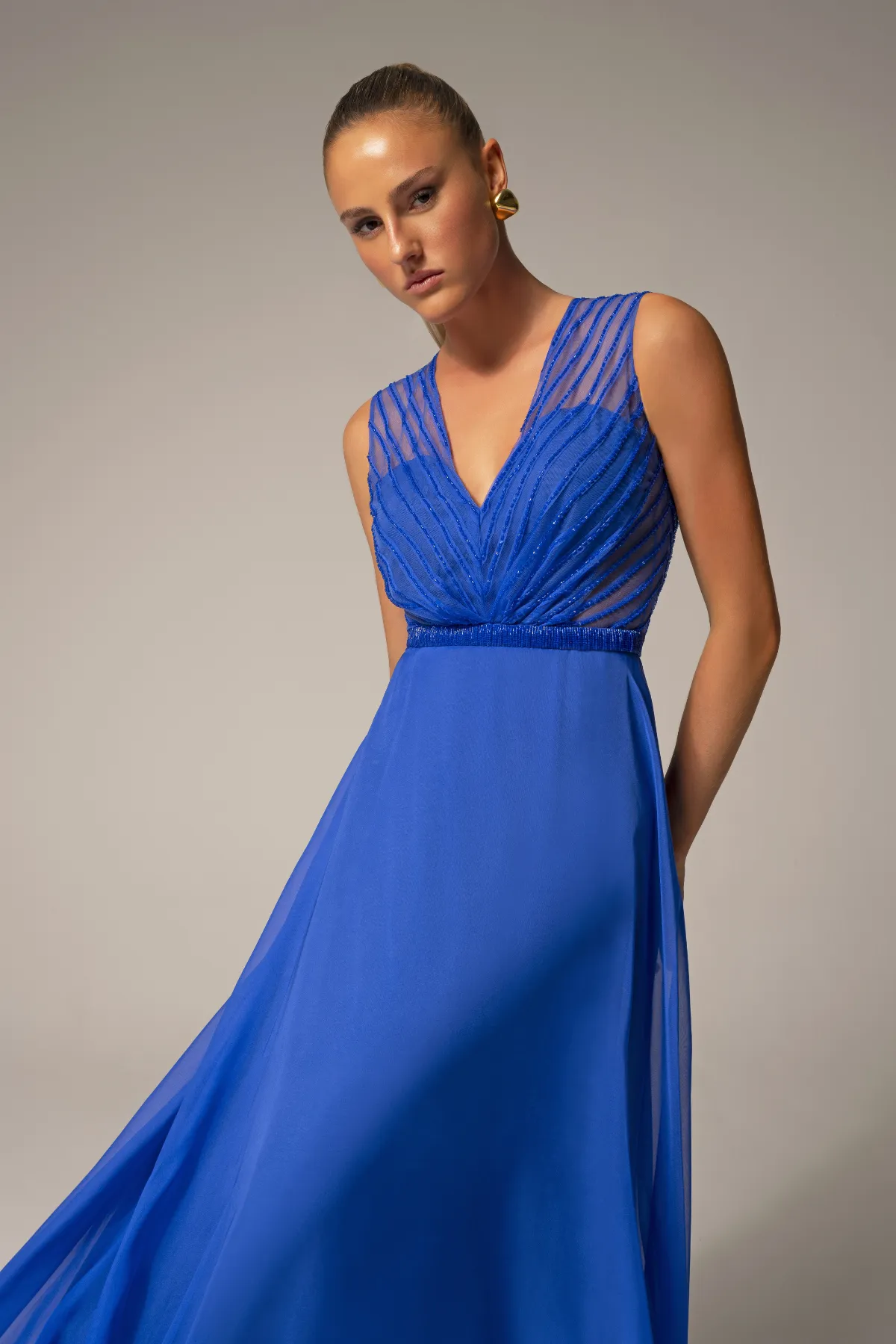 Vestido Longo Bordado Decote Em V
